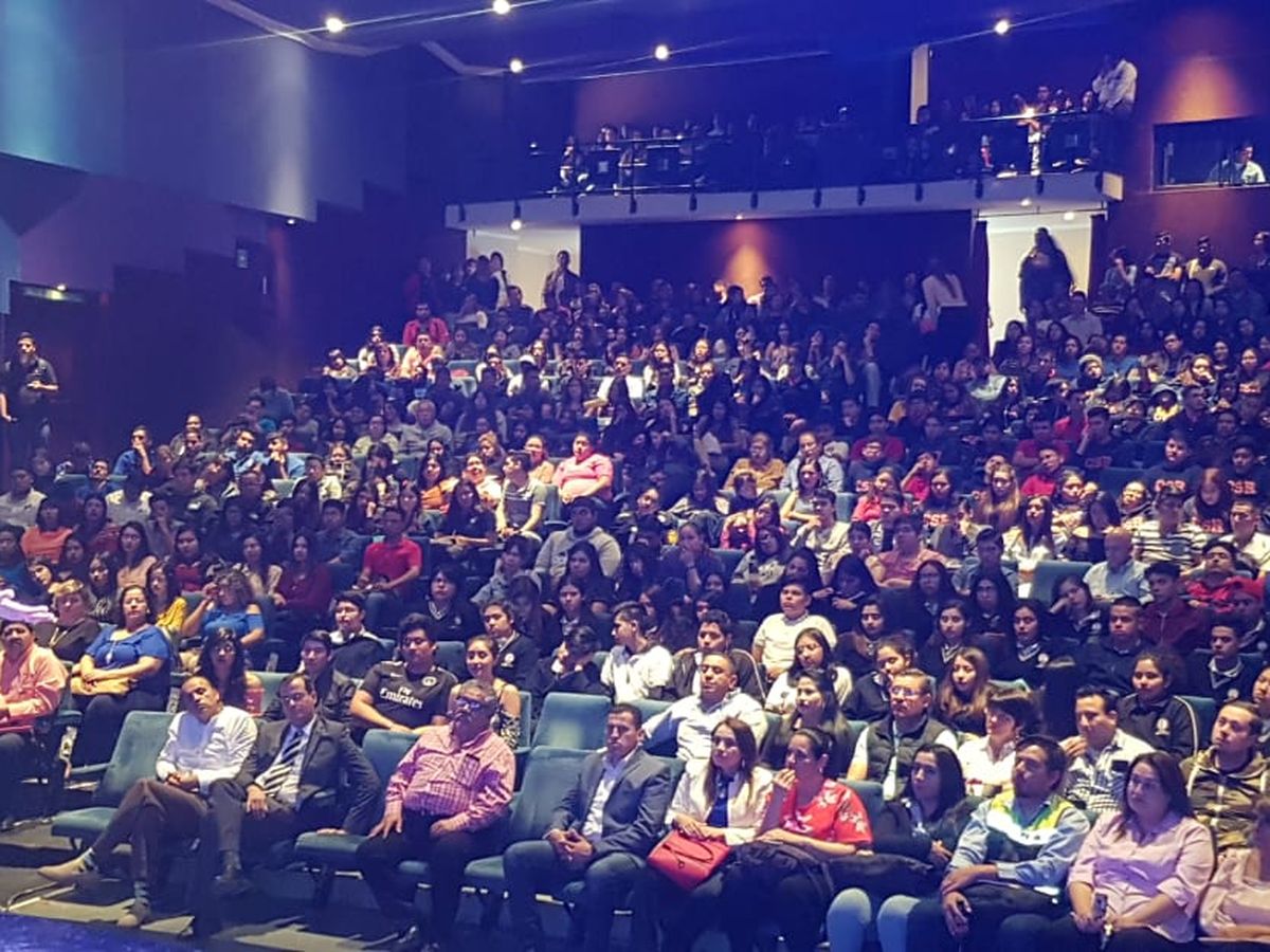 Ana Cristina frente a un auditorio lleno