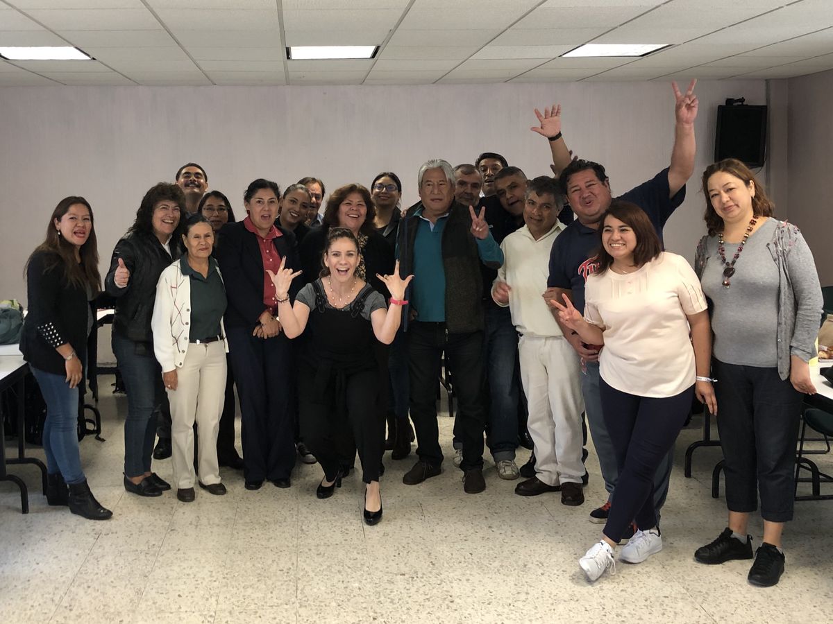 Grupo celebrando al terminar una charla