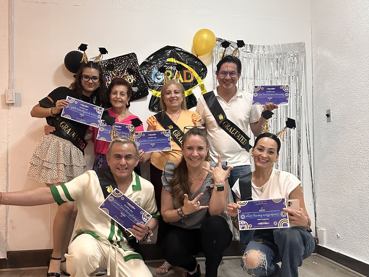 Participantes con sus reconocimientos
