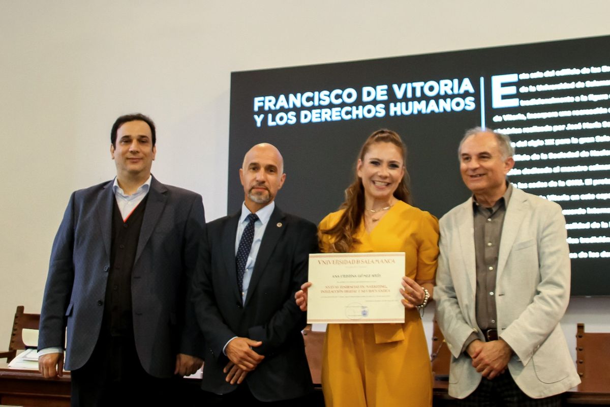 Ana Cristina recibiendo su diploma de la Universidad de Salamanca