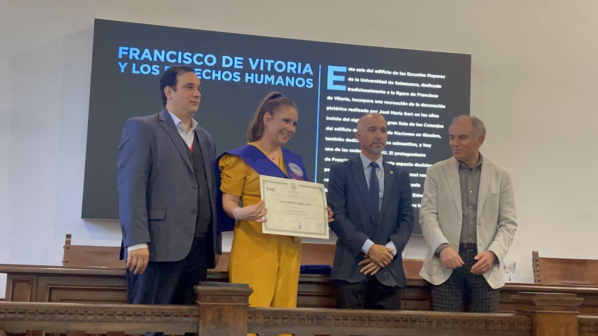 Ana Cristina con su diploma y toga en la Universidad de Salamanca
